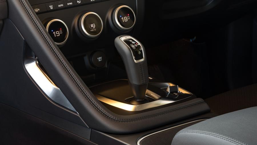 Детали интерьера Jaguar E-Pace D150 AWD 2018 года  (AU) (фото 2 из 16)